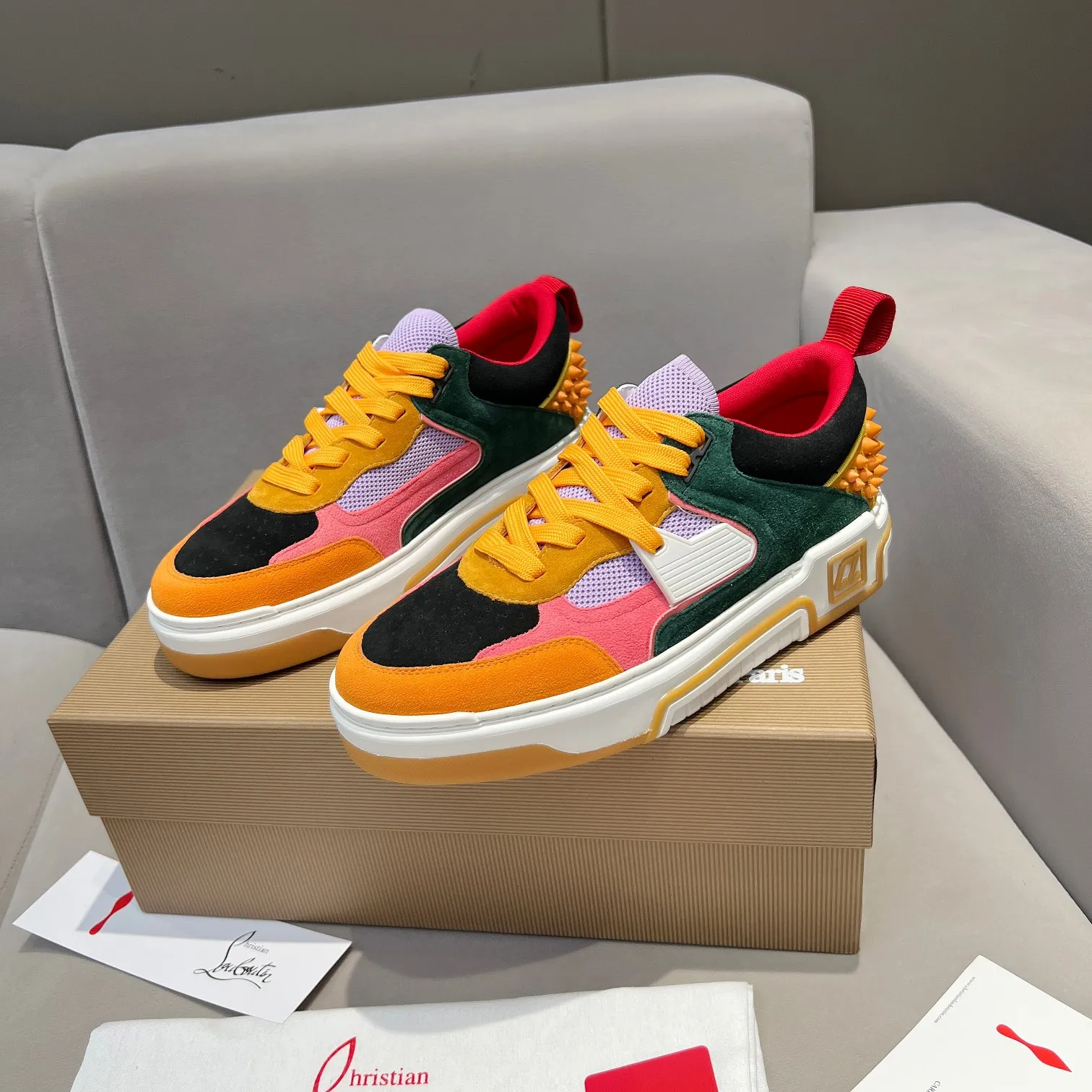 Men's shoes 💰700 🌹🌹🌹̋ Wang Junkai Yang Mi Zhang Jingyi Xu Kai Ding Chengxin Chen Muchi Wang Ziyi Same style Christian Louboutin 2024 [New product] ASTROLOUBI unisex thick-soled sneakers red-soled shoes perfectly integrate fashion and sports. The fabrics are made of luxurious calfskin, soft suede, smooth satin and laminated leather, and the back is decorated with classic rivets.  The interior is blended with a knitted tongue for added durability, breathability and quick-drying comfort.  The outsole is made of a combination of EVA foam and imported rubber, and the colorful CL iconic letters on the side of the outsole show the brand's unique style.  It is a ceiling-level comfortable skate shoe! ! !  Available in five colors, currently male sizes 39--45 and female sizes 35--40